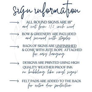 Pu&ograve; includere: Uno sfondo bianco con testo blu navy che recita "Sign Information". Il testo descrive le caratteristiche dei cartelli rotondi, tra cui il diametro di 45,7 cm, la costruzione in legno, l'arco e il verde inclusi, i dorsi non rifiniti con corda di iuta, l'inchiostro resistente agli agenti atmosferici e i cuscinetti in feltro.