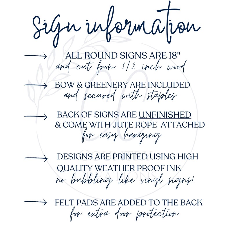 Pu&ograve; includere: Uno sfondo bianco con testo blu navy che recita "Sign Information". Il testo descrive le caratteristiche dei cartelli rotondi, tra cui il diametro di 45,7 cm, la costruzione in legno, l'arco e il verde inclusi, i dorsi non rifiniti con corda di iuta, l'inchiostro resistente agli agenti atmosferici e i cuscinetti in feltro.