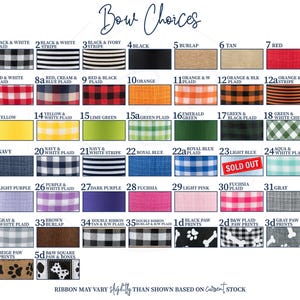 Pu&ograve; includere: Una tabella colori di opzioni di nastri per fiocchi. La tabella mostra vari colori e motivi, tra cui quadri, strisce e colori uniti. Il testo "Bow Choices" &egrave; in alto. La parte inferiore della tabella recita "Il nastro pu&ograve; variare leggermente da quello mostrato in base allo stock attuale."