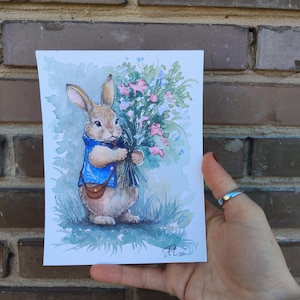 Peter Rabbit recogiendo flores. "Down the flower patch" - Ilustración infantil original A6. Cottage core, Easter, spring