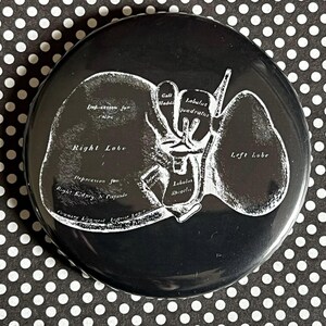 Puede incluir: Una ilustración anatómica en blanco y negro del hígado humano sobre un fondo negro. La imagen muestra el lóbulo derecho, el lóbulo izquierdo y los diferentes lóbulos del hígado. La imagen está impresa en un botón redondo.