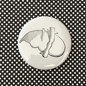 Puede incluir: Un botón blanco con un dibujo en blanco y negro de un hígado humano.
