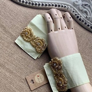 Gele organza-manchet bezet met kralen