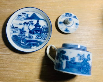 Chinoiserie Canton Mustard Pot, Lid and Underplate by Mottahedeh
