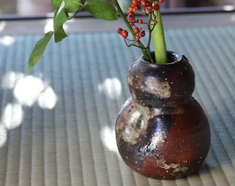 備前焼 花瓶：侘び寂び 丸みのある陶器 ギフトボックス 高さ10cm