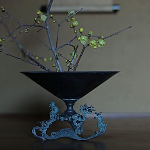 FEIN! Japanische antike Bronze Blumenvase mit Vögeln und wellenförmigen Beinen, japanischer Möbelstempel Stil 1800s Holzkiste W10.4 in / W26.5 cm