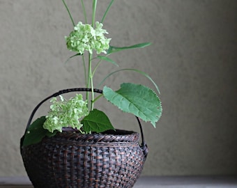 ヴィンテージの日本の生け花用竹かご（花籠）｜編み込みハンドル、精緻