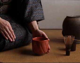 アンティークの赤い楽焼抹茶碗：銘入りの日本の陶器茶碗、木箱付き