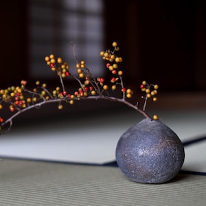 Bizen ware- Japanese Vase: Wabi Sabi Hunched Shape Pottery H4.7in/H12cm