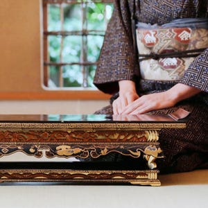 Japanse vintage MAKIE-laksokkel, boeddhistische tempelstandaard, meubels, Sutra-bureau (b 24,4 in/b 62 cm)