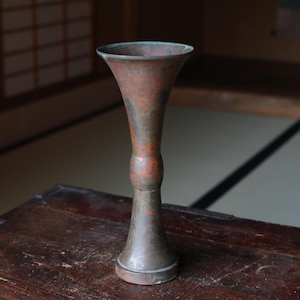 Jarrón japonés vintage de bronce, arreglo floral IKEBANA, pátina Wabi-Sabi