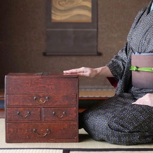 FINE! Japanese Antique furniture Small lacquer Chest of drawers reddish brown TANSU butterfly metal clasp H12.4×W13.5×9.1in/H31.5×34.3×23cm