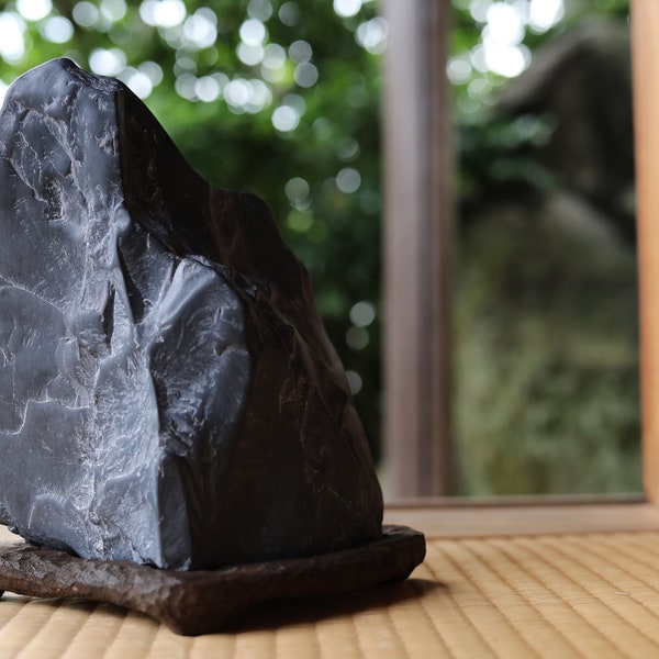 Piedra japonesa antigua de eruditos "SUISEKI", piedra de visualización interior, en forma de montaña, con un pedestal tallado a mano Piedra de poder H8.1 x W7.9in