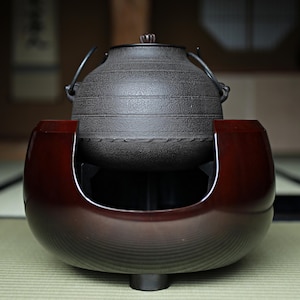 アンティークの日本の茶道具、青銅製の火鉢と鋳鉄製のやかんのセット