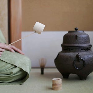 CHAGAMA, 朝鮮風炉 &quot;Chosen Furo&quot; Japanese antique set of cast iron kettle and brazier For Tea ceremony Perfect set 1980s H13×12.6in/H33×32cm