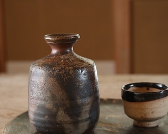 備前焼 花瓶：侘び寂び 丸みのある陶器 ギフトボックス 高さ10cm