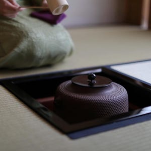 FINE! Japanese cast iron kettle For Tea ceremony with a copper lid, &quot;Shinnari-gama&quot;  signed Famous Kettle Master Box 1970s W10in/W25.5cm