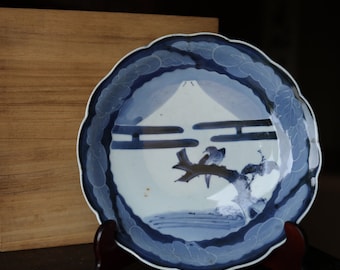 Antiker Ko-Imari Porzellan Teller: Indigo Mt. Fuji, Vogeldesign 1800s (29 cm)