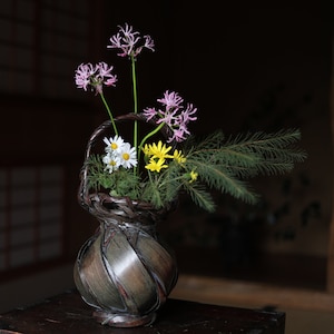 日本のヴィンテージ竹編み籠、燻し染め色、生け花、手工芸、茶道、花籠用、1950年代、高さ16.1x7.9インチ/41×20cm