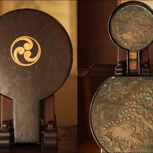 Specchio giapponese antico in bronzo Kagami con rilievo di gru in pino con custodia in legno tradizionale giapponese accessorio Geisha SAMURAI 1800sH13.2×9.3 in