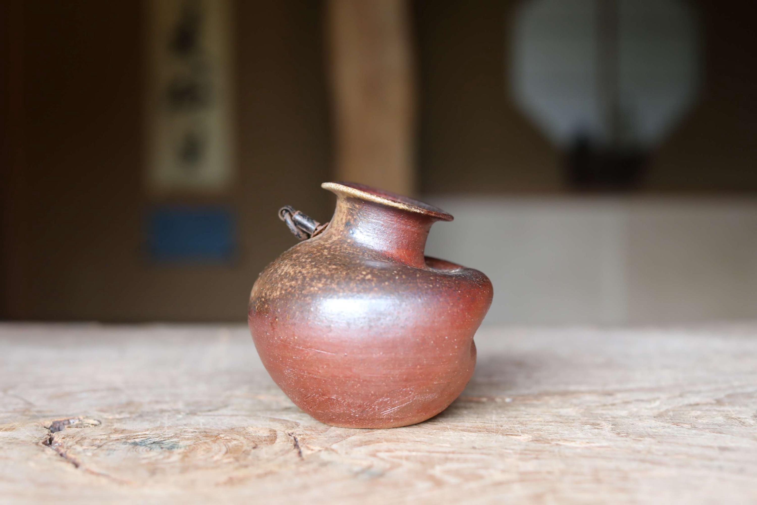 備前焼の花瓶：侘び寂びの丸みのある陶器ギフトボックス入り 高さ10cm