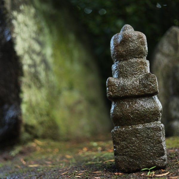 Pagoda budista antigua japonesa de cinco pisos hecha de piedra, estupa antigua del siglo XVIII, muebles de jardín H14.6 x W5.1in, 37x13cm