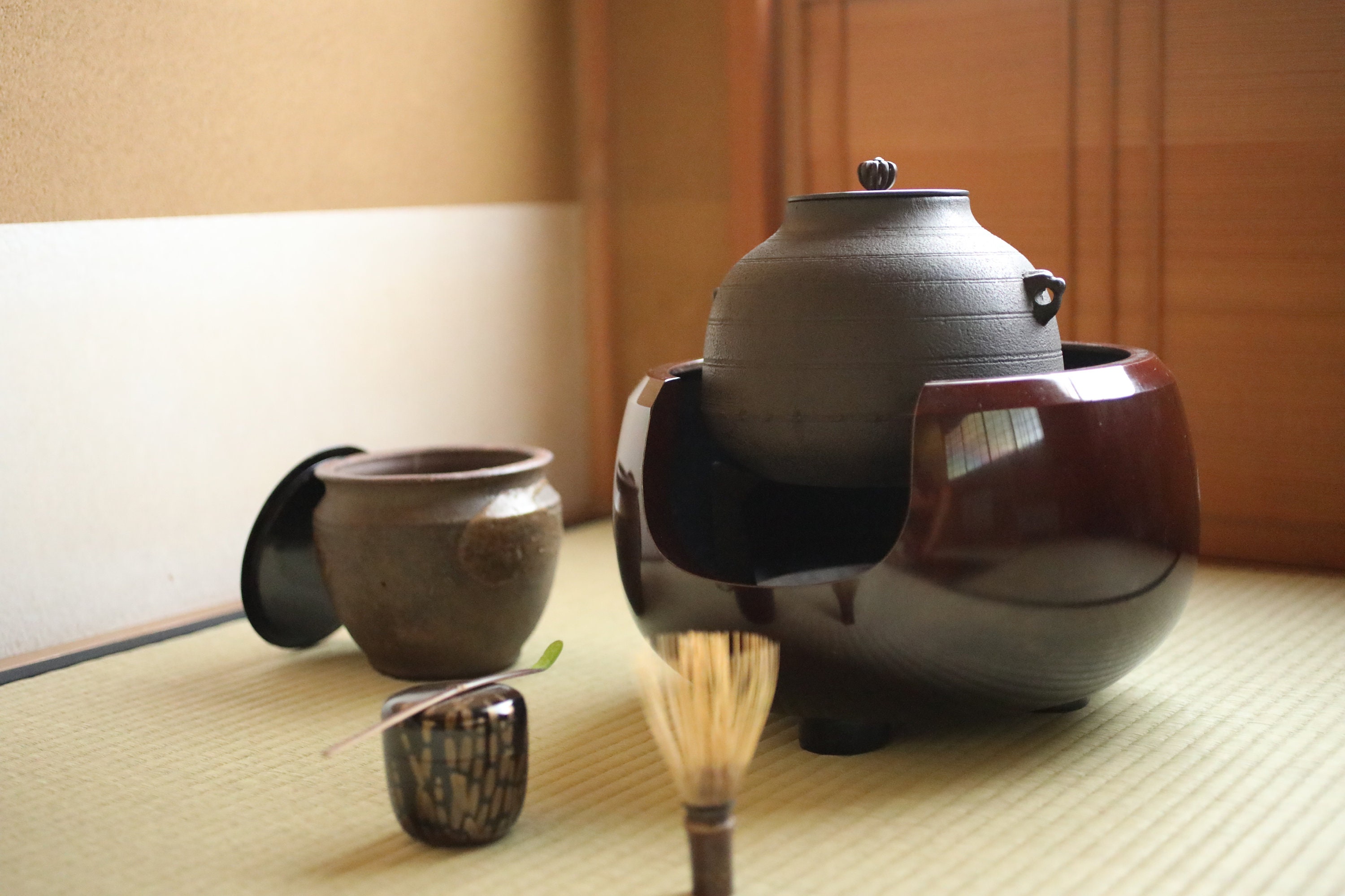 赤地金襴手鳳凰内染付蓋付汲出し - 松谷窯 叶松谷