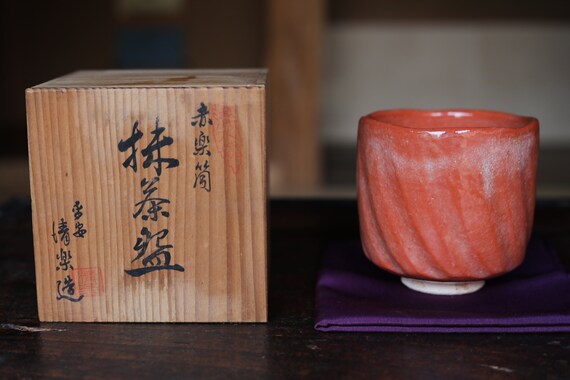 アンティークの赤楽抹茶碗：サイン入り日本製陶器茶道用茶碗、木箱入り