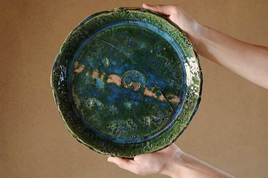 織部焼 - 日本の陶磁器製大皿：緑色の抽象的な窯焼きの工芸品、幅10.6