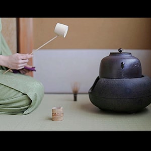 FINE! Japanese vintage cast iron kettle For Tea ceremony signed with copper lid with pain three &quot;Shinnari-gama&quot; hand craft Box W8.3in/W21cm