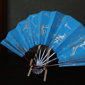Ventaglio giapponese SENSU vintage blu e argento dipinto con kanji 寿 "congratulazioni" per il festival del kimono Maiko Ventaglio pieghevole REGALO L19,7 pollici/L50 cm
