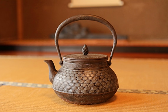 鉄瓶 - ヴィンテージ鋳鉄ケトル、南部鉄器、松の木のデザイン（高さ