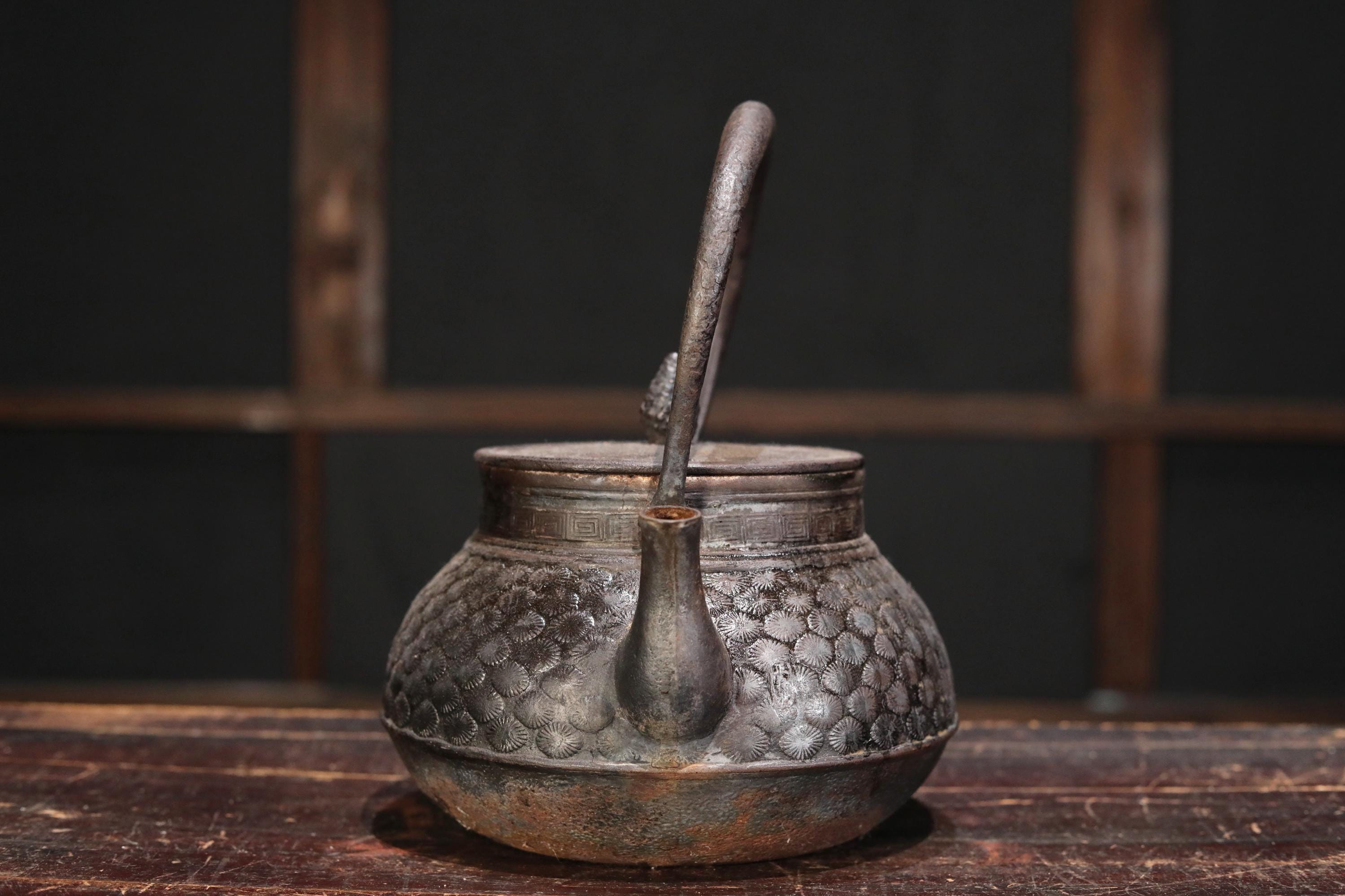 ヴィンテージ鋳鉄ケトル、南部鉄瓶、松の木のデザイン（高さ11.2インチ