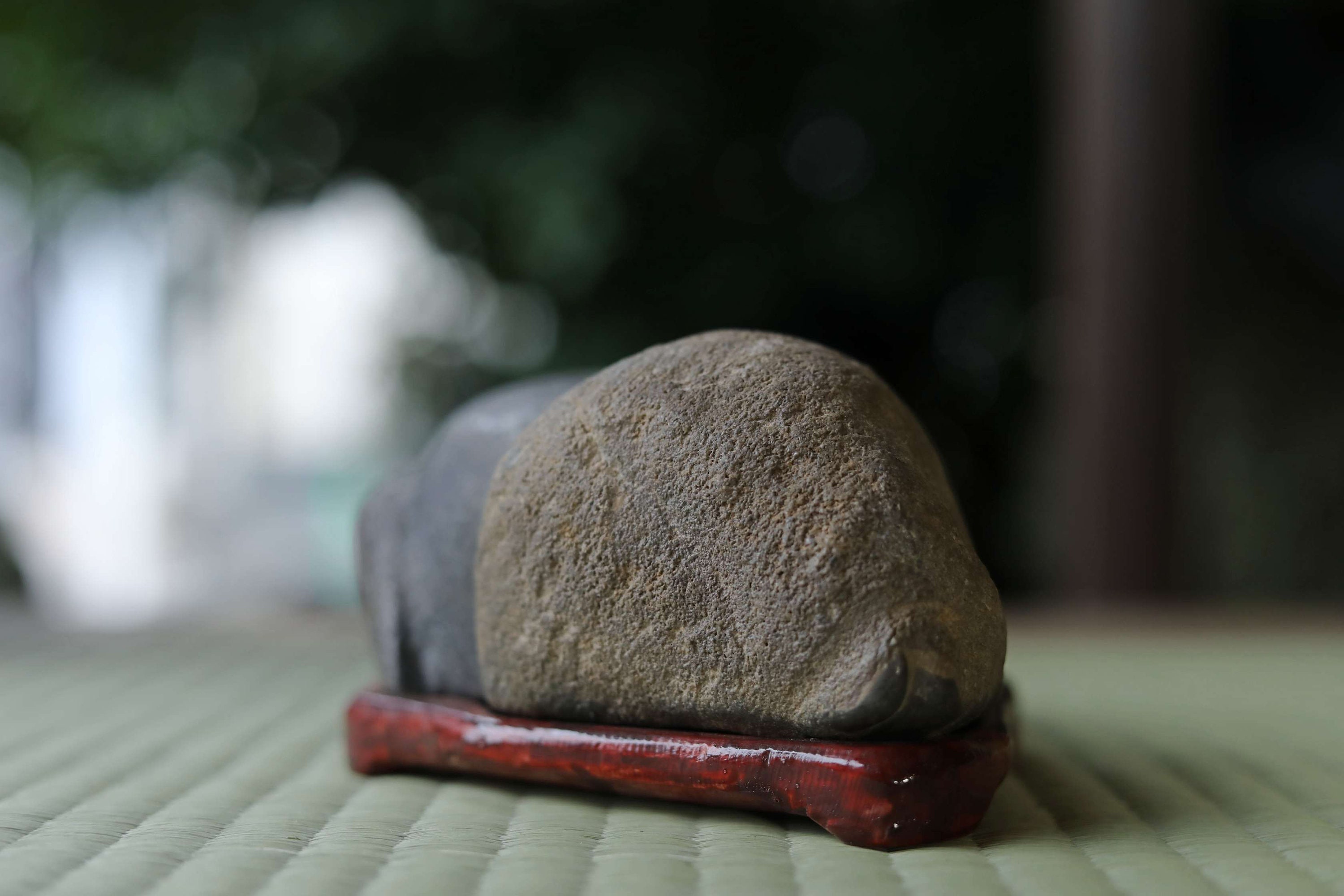 日本製水石鑑賞用パワーストーン、彫刻された木製台座、ブロック型（高