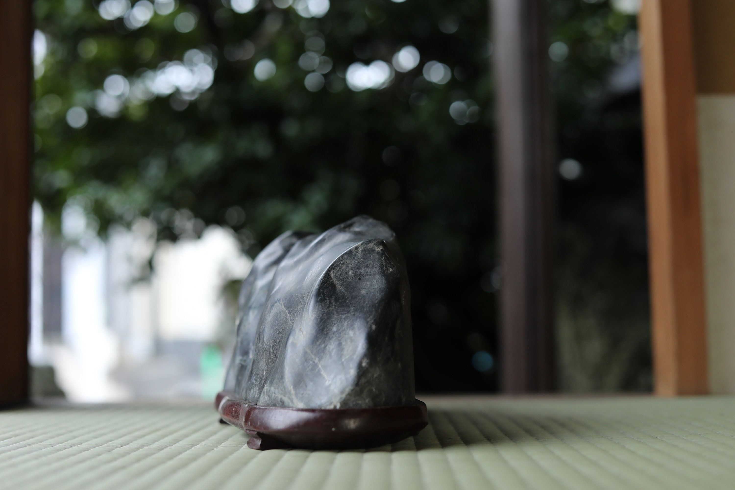 日本の古い「水石」学者の石、屋内鑑賞石、禅庭石、手彫りの台座