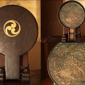 Japanischer antiker Bronzespiegel Kagami mit Relief von Kranichen Kiefer mit Holzgehäuse traditionelles Japan Geisha Zubehör SAMURAI1800sH13.2×23