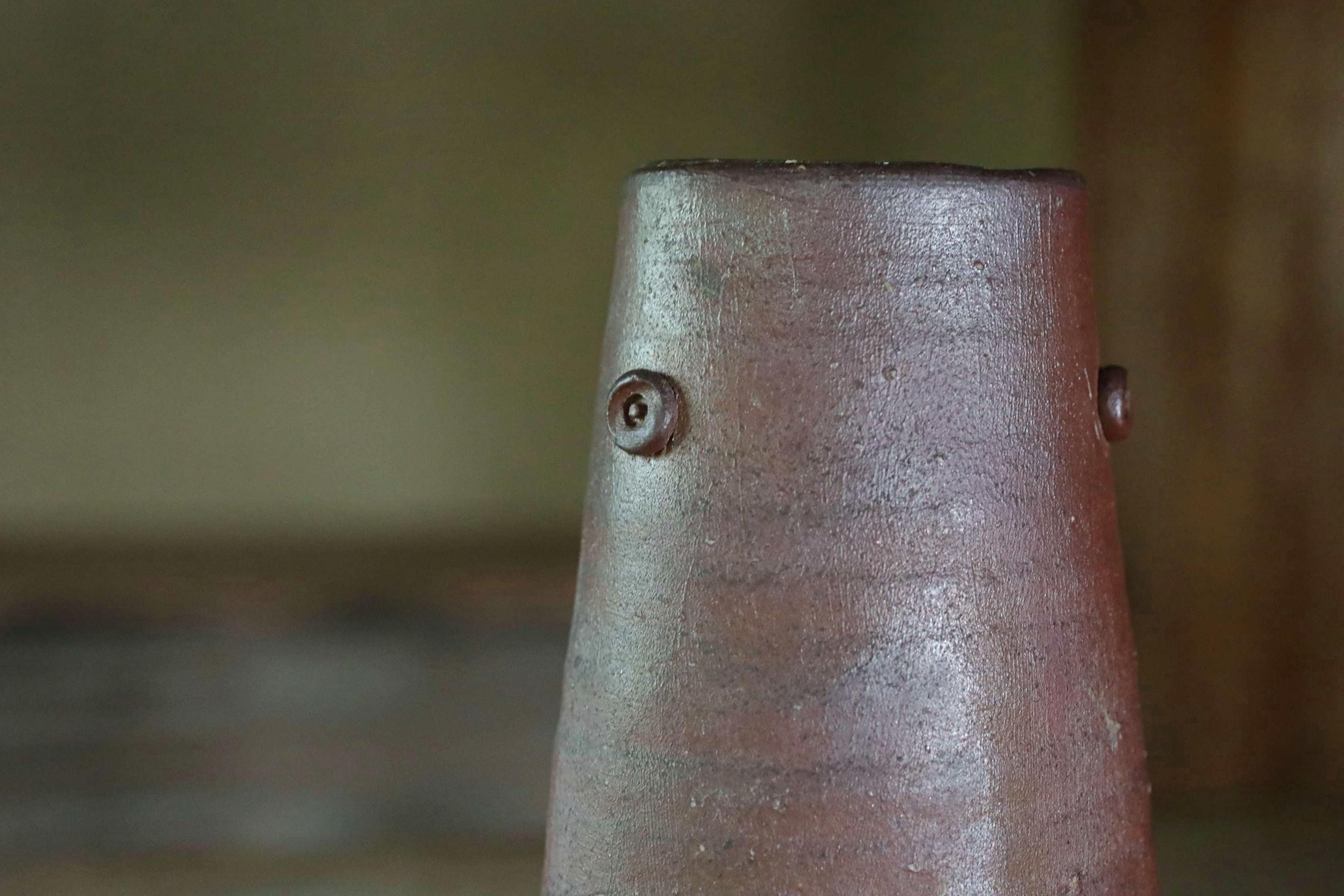 備前焼 花瓶、銘入り陶器、木箱入り（7.4×3.3インチ/18.8×8.5cm