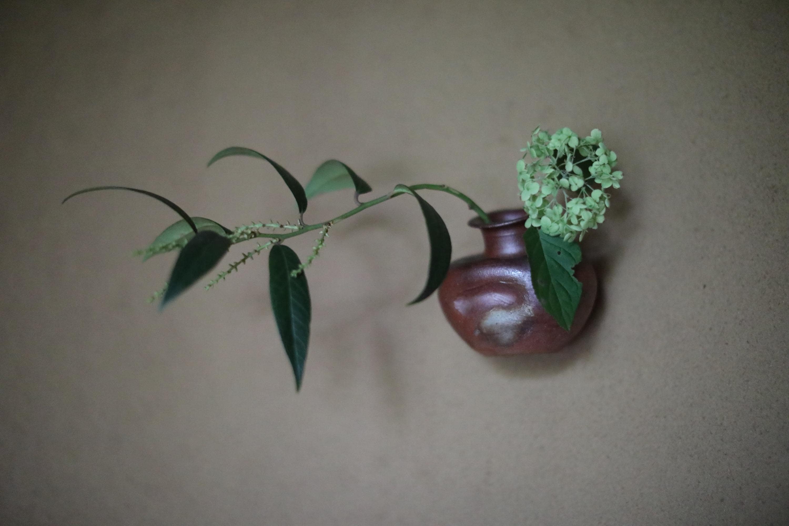 備前焼 花瓶：侘び寂び 丸みのある陶器 ギフトボックス 高さ10cm
