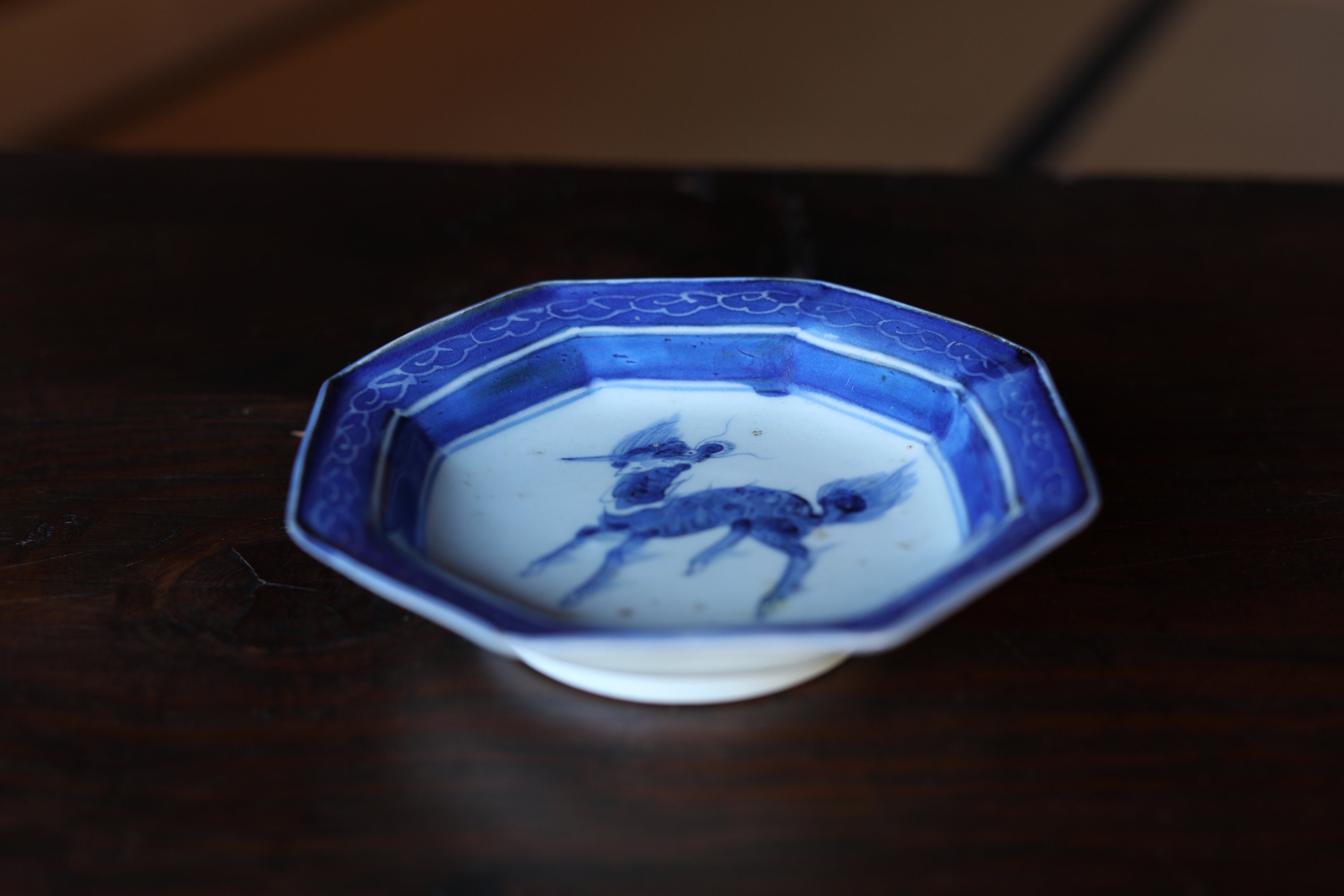 伊万里焼アンティーク磁器皿、藍色麒麟模様、江戸時代（16.2cm