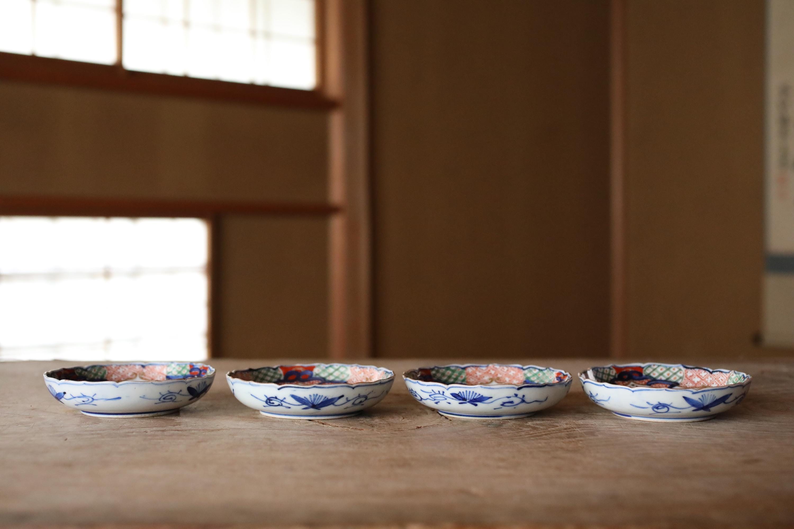 九谷焼 アンティーク古伊万里磁器皿4点セット 明治時代の花 (4.5インチ