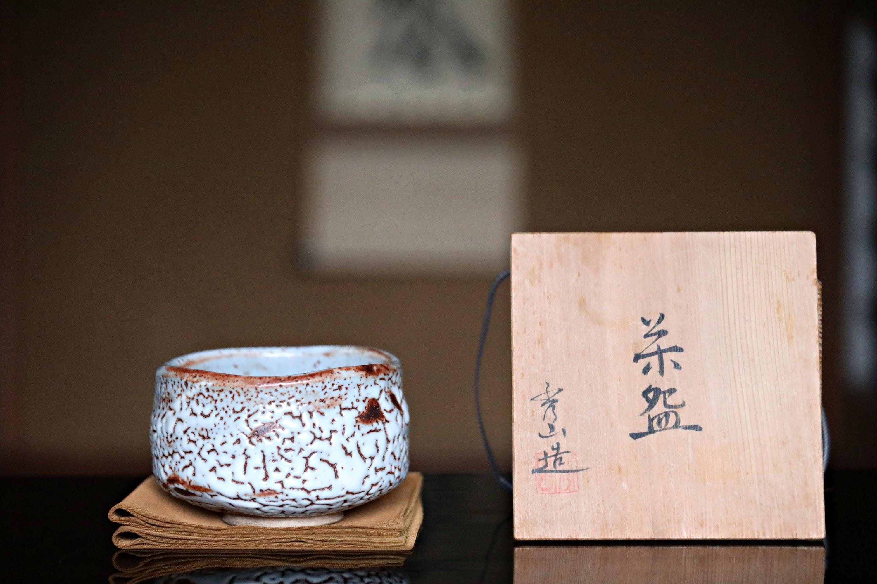 美術品　茶碗　茶盌　茶道具　japaneseceramic Japanese Matcha Bowl - 手 Faceted Black Amber Glazed Raku