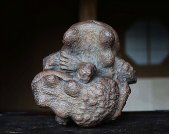 旧家より　木彫り彫刻　カエルとカタツムリ　雨を連想させる作品　箱 旧家より 木彫り彫刻 カエルとカタツムリ 雨を連想させる作品 箱 2025