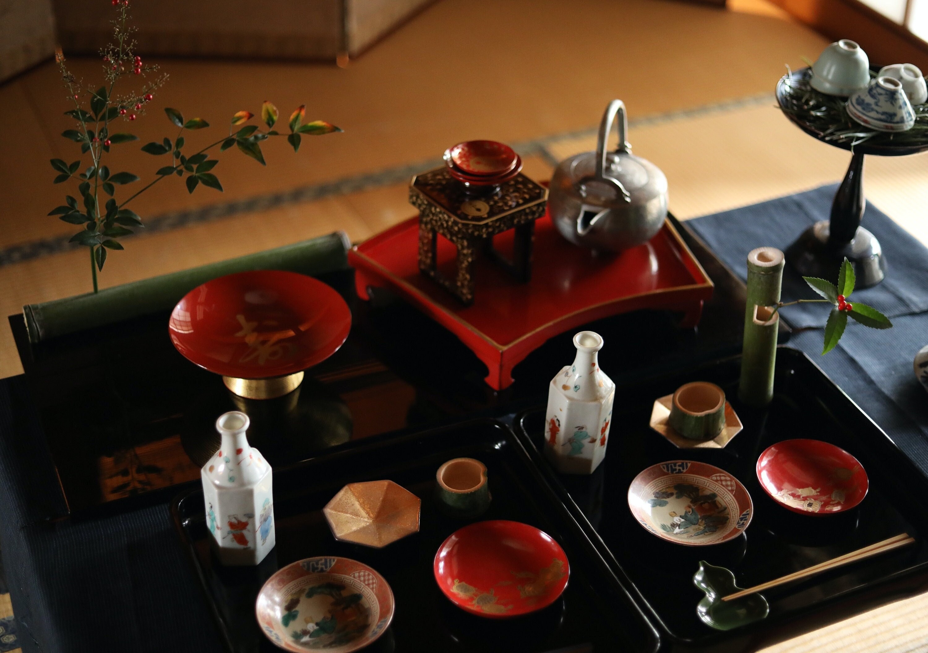 日本の家具 漆塗り盆 OBON、扇形行テーブル、赤と金縁、木製食器 日本の家具 漆塗り盆 OBON、扇形行テーブル、赤と金縁、木製食器