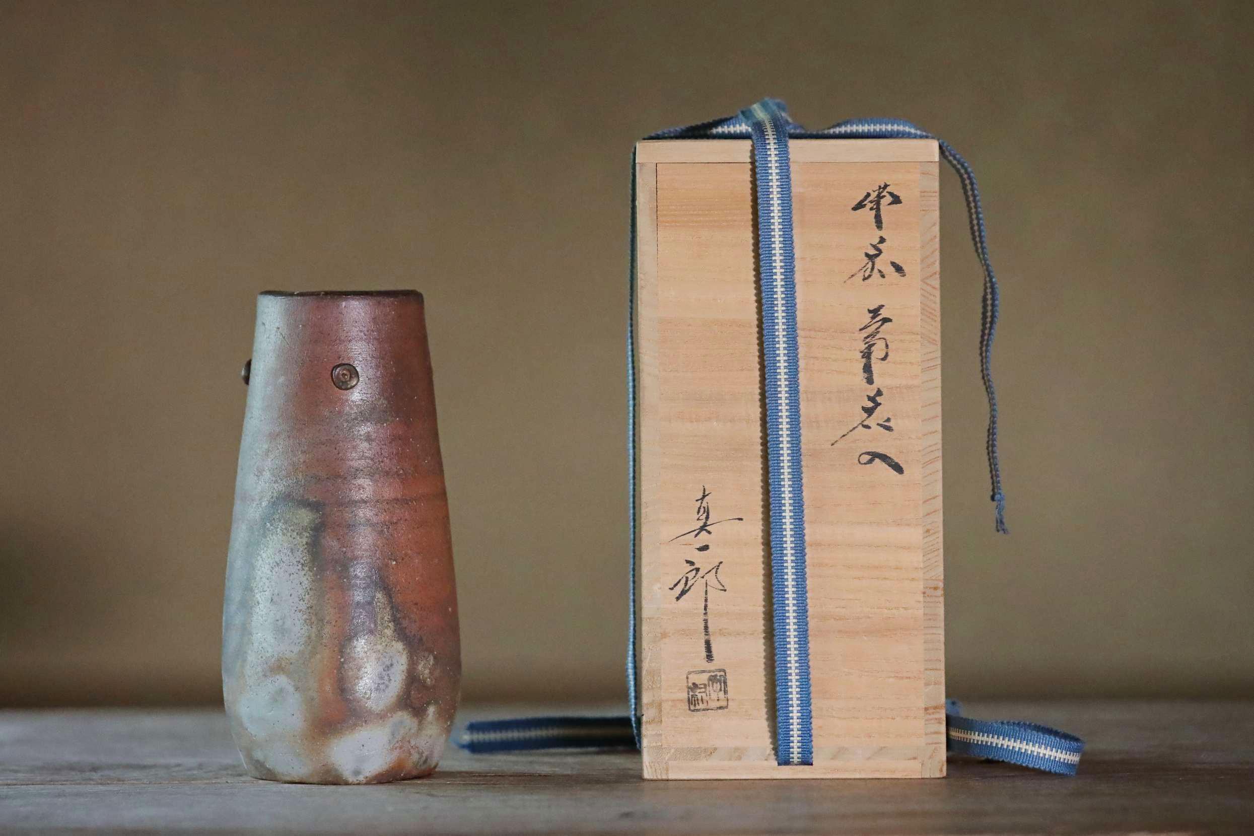 備前焼花瓶、銘入り陶器、木箱入り（7.4×3.3インチ/18.8×8.5cm