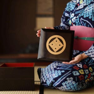 Japanischer Antik-Urushi-Lack WAJIMA Makie Jubako 1920er Jahre, Aufbewahrungsbox schwarz/gold/rot Holzbox mit Goldwappen, B 24 cm