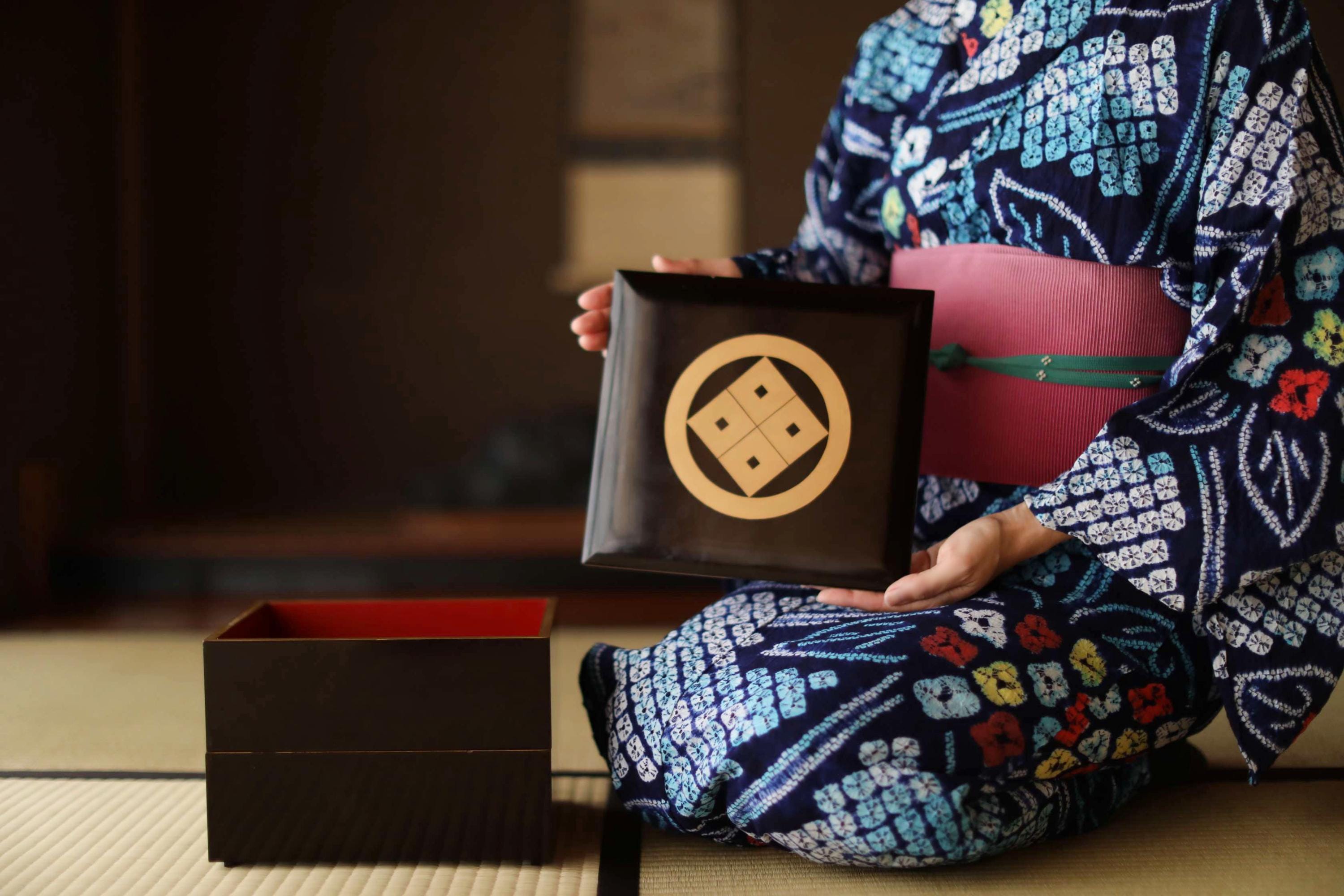 輪島塗　重箱　金　アンティーク　レトロ 重箱 - アンティークな日本の漆塗りの重箱、輪島蒔絵、金武家紋入り