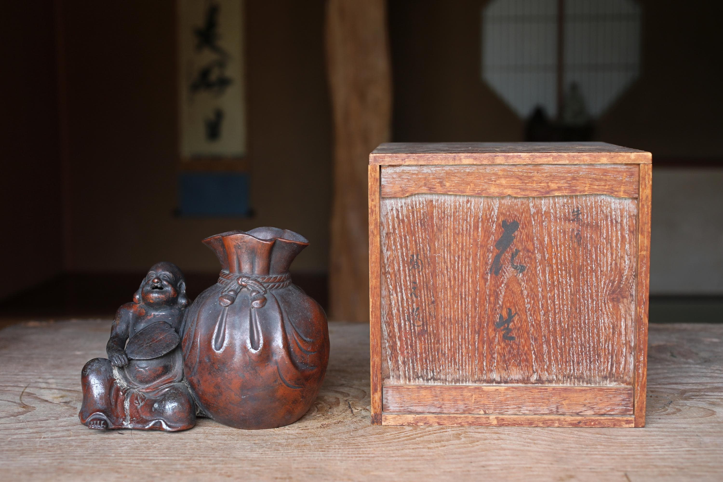 アンティークの布袋像：1800年代の江戸陶器の銭箱に微笑む仏像 高さ5.9 
