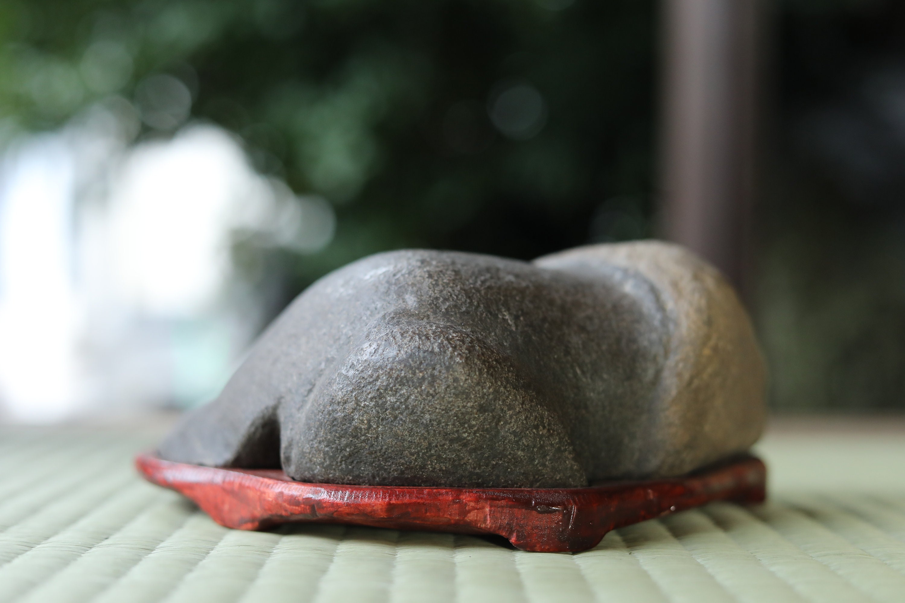 日本製水石鑑賞用パワーストーン、彫刻された木製台座、ブロック型（高