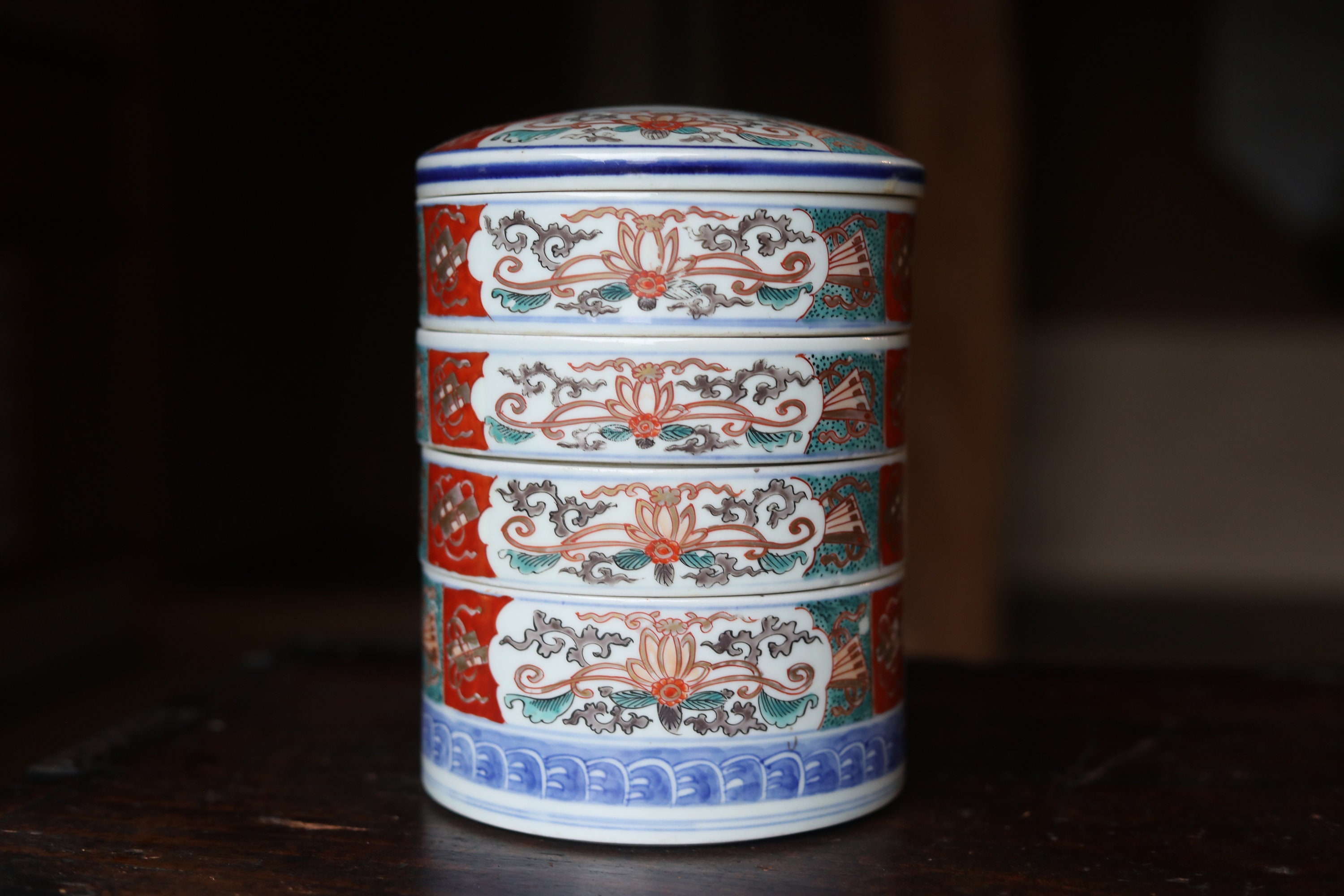 【着後レビューで 送料無料】 Antique Japanese Container Red Jūbako Porcelain KOIMARI その他