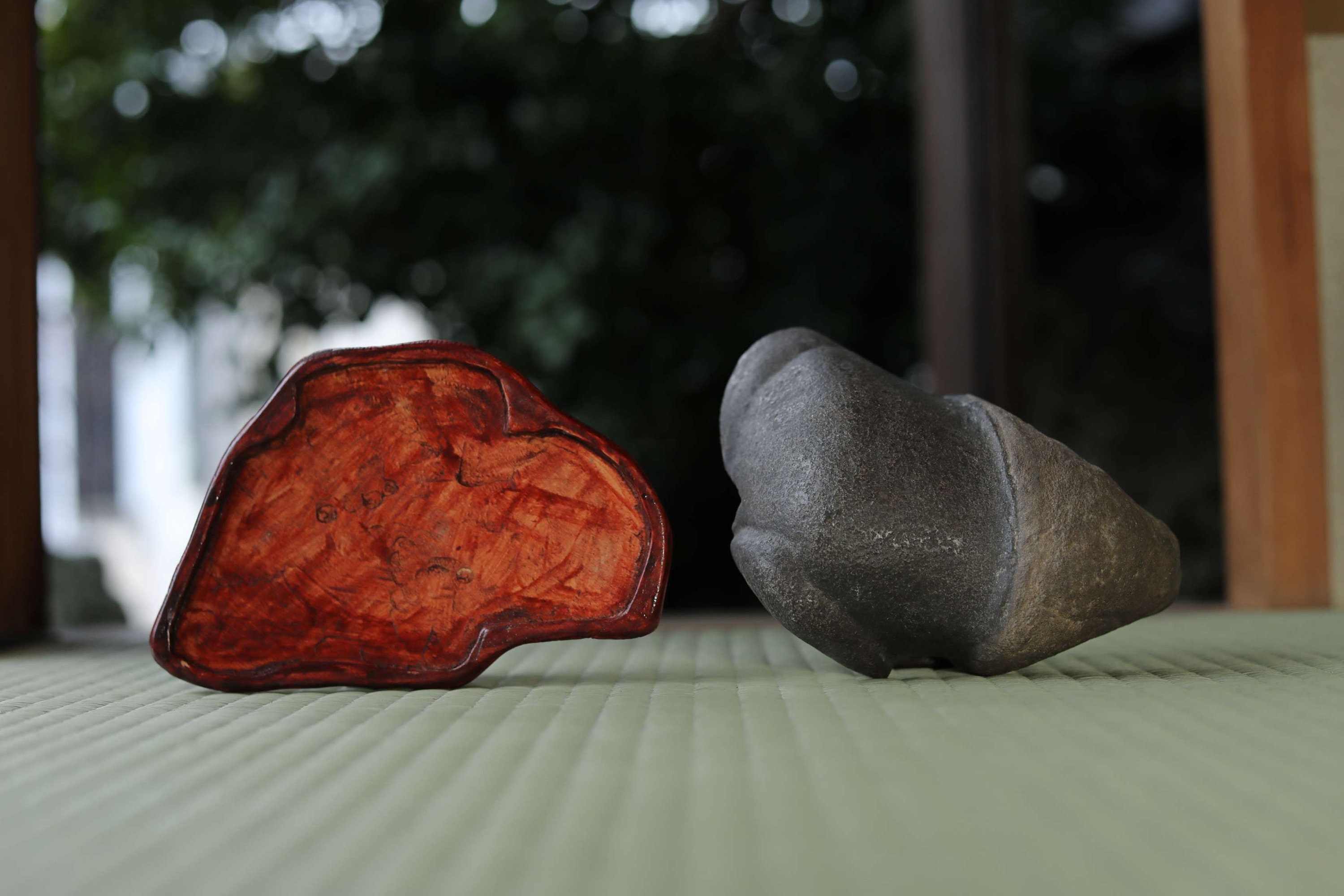 日本製水石鑑賞用パワーストーン、彫刻された木製台座、ブロック型（高